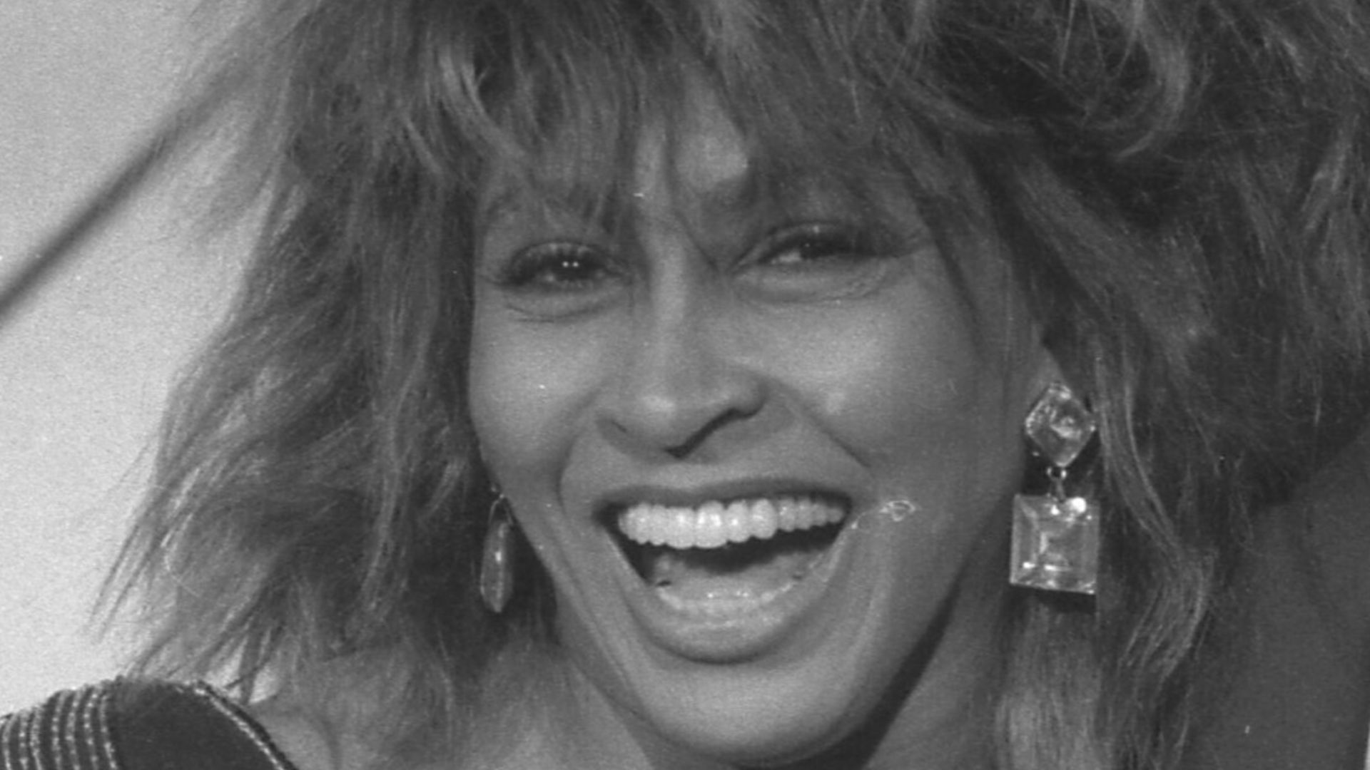 Tina Turner posing at the 27th Grammy Awards in Los Angeles, California