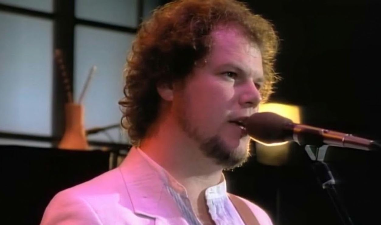 Screenshot from Arthur's Theme (Best That You Can Do), Warner Bros. Records (1981)