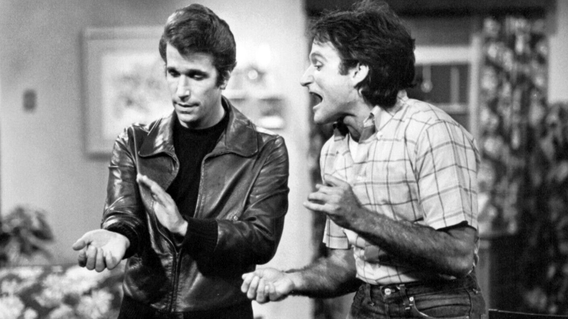 Henry Winkler and Robin Williams as Fonzie and Mork in 1978, in a promotional picture for the pilot episode of Mork & Mindy.