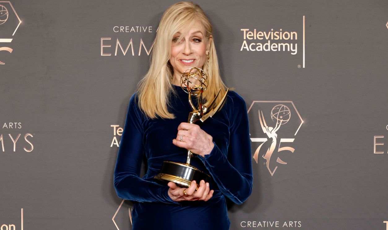 Getty Images - 1913445967 - Judith Light poses with the Outstanding Guest Actress in a Comedy Series award during the 2024 Creative Arts Emmys at Peacock Theater on January 06, 2024 in Los Angeles, California.