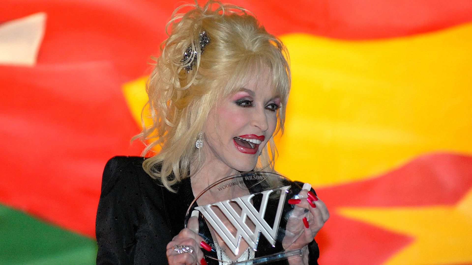 Dolly Parton accepts Woodrow Wilson Award