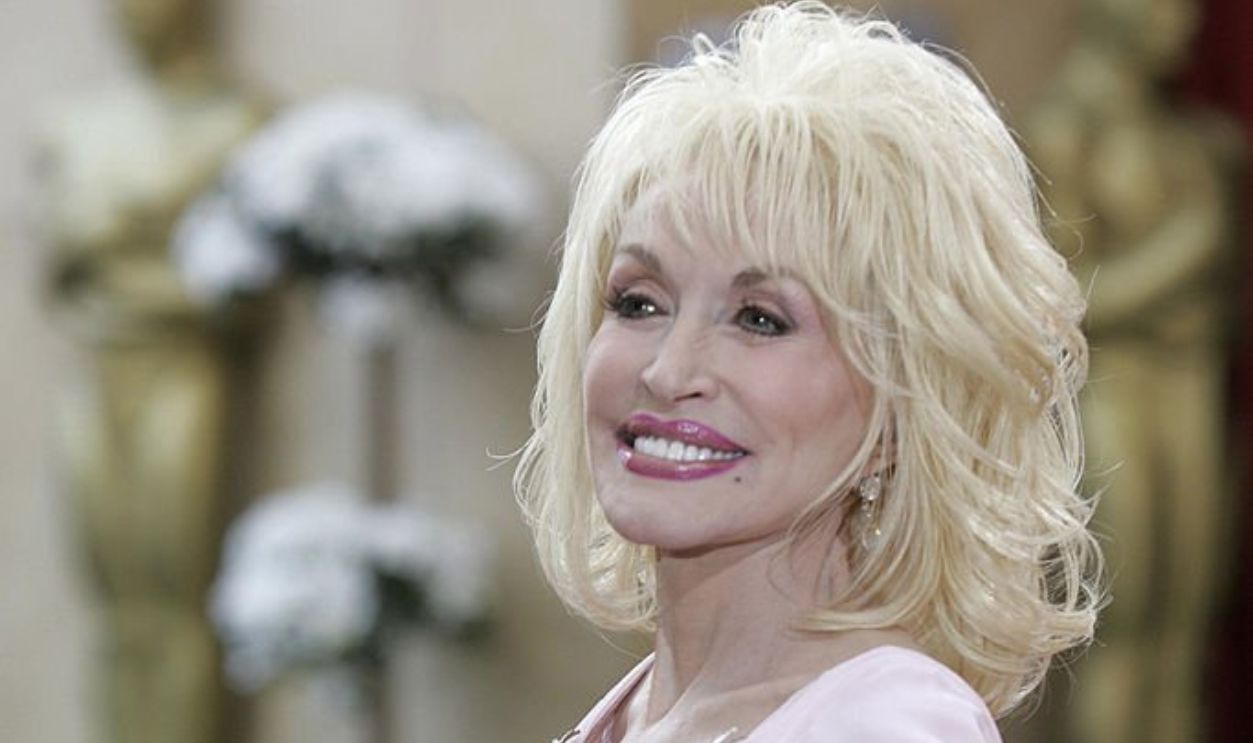 Hollywood, UNITED STATES: US singer and actress Dolly Parton arrives 05 March, 2006, for the 78th Academy Awards to be presented at the Kodak Theater in Hollywood, California. AFP PHOTO/ROBYN BECK