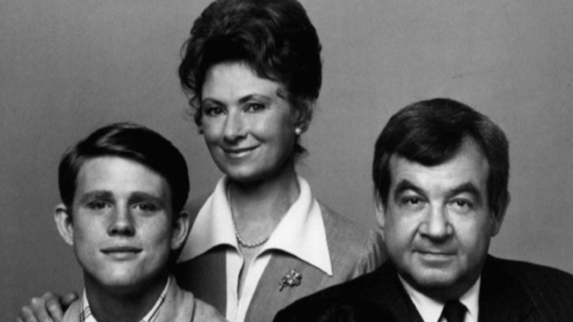 Photo of the Cunningham family from the television program Happy Days.  Standing are Marion Ross (Marion Cunningham) and Tom Bosley (Howard Cunningham).  Seated are Ron Howard (Richie Cunningham) and Erin Moran (Joanie Cunningham).
