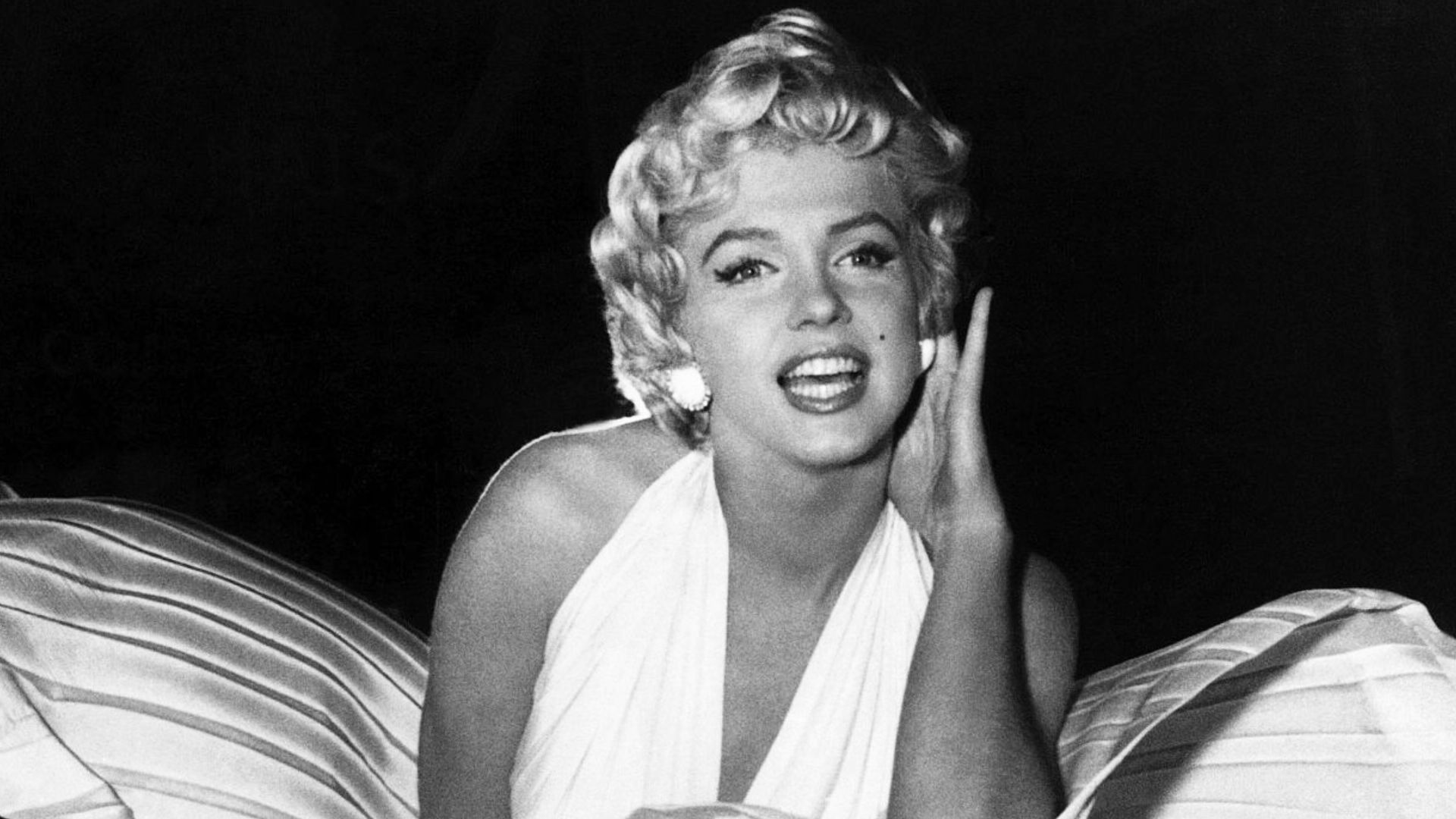 Photo of Marilyn Monroe while filming The Seven Year Itch on the streets of New York. She apparently stopped at some point during the shooting of the famous