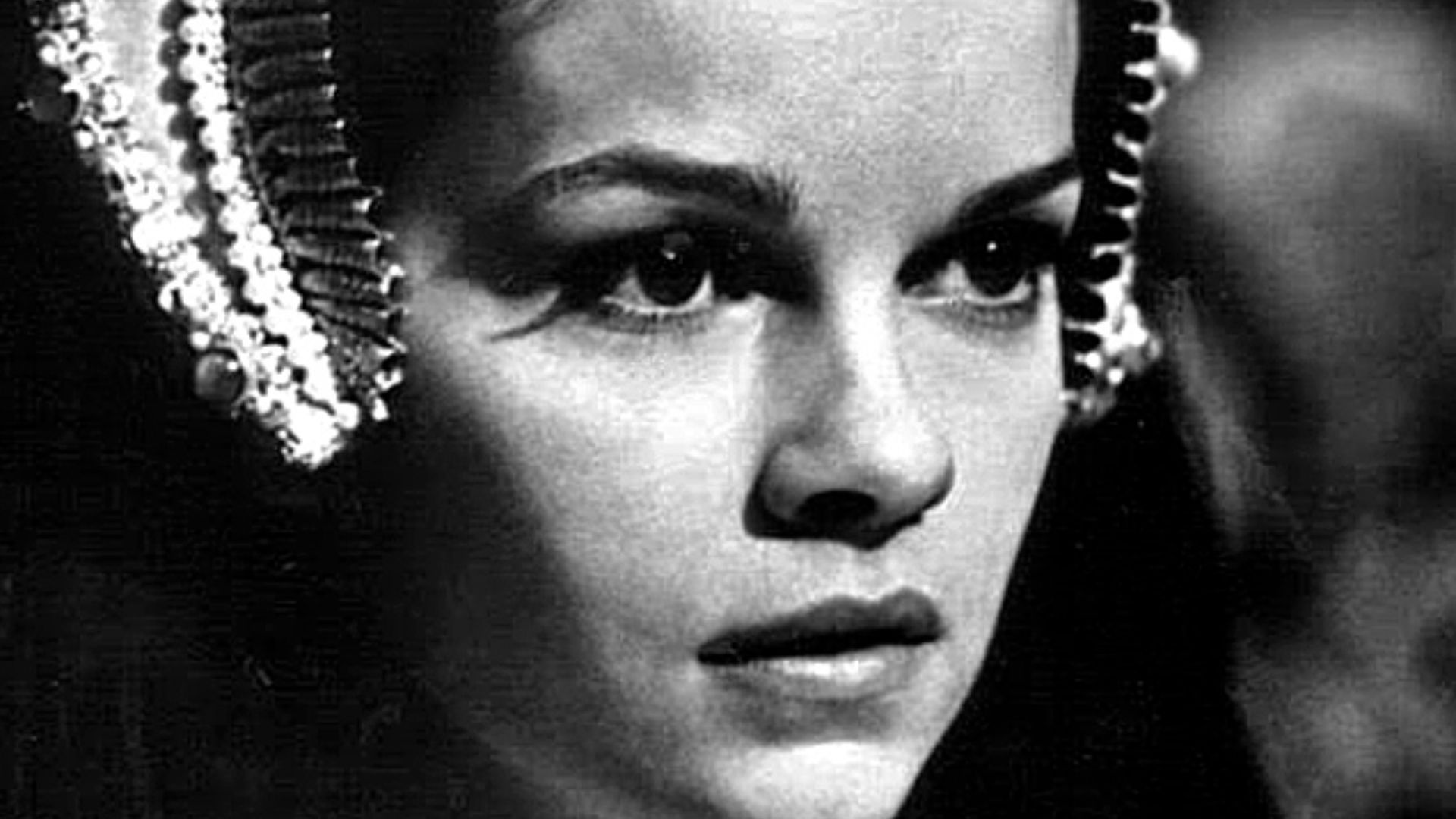 Publicity photo of Genevieve Bujold for Anne of the Thousand Days.