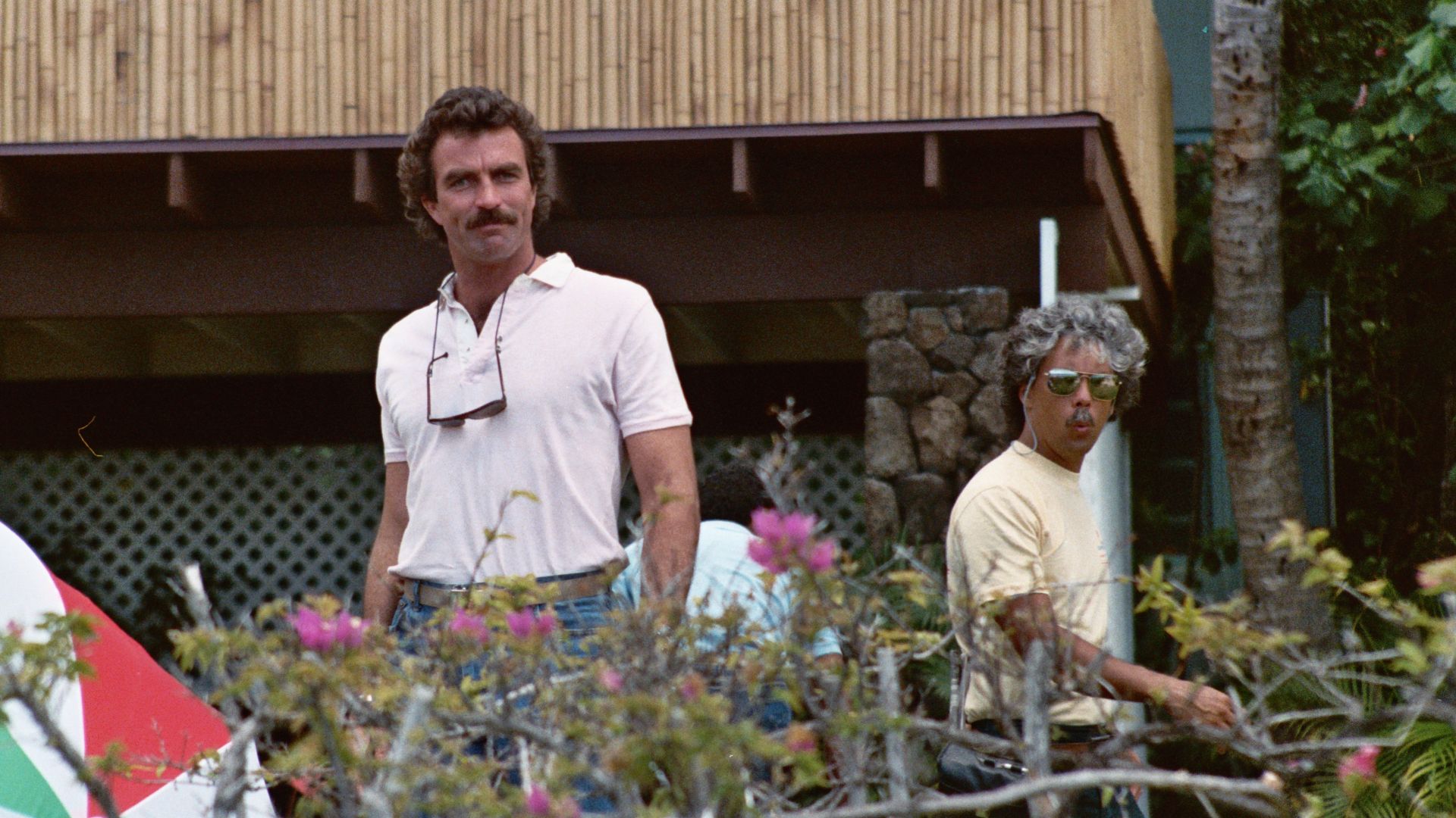 Tom Selleck, filming a scene for MAGNUM P.I. in April 1984 at the Kahala Hilton Hotel in Hawaii.