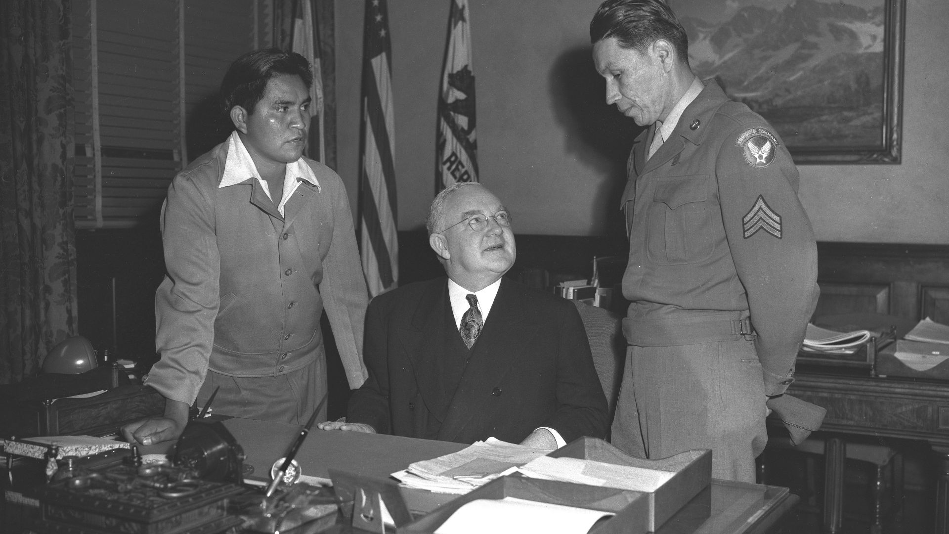 Pima Indian survivor of the Mt. Suribachi Flag-raising and Indian veteran of Bataan Death March with Los Angeles Mayor Fletcher Bowron
Published caption: HEROES: Ira Hayes, left, a Pima Indian survivor of the Mt. Suribachi Flag-raising, and Sgt. Henry Ree