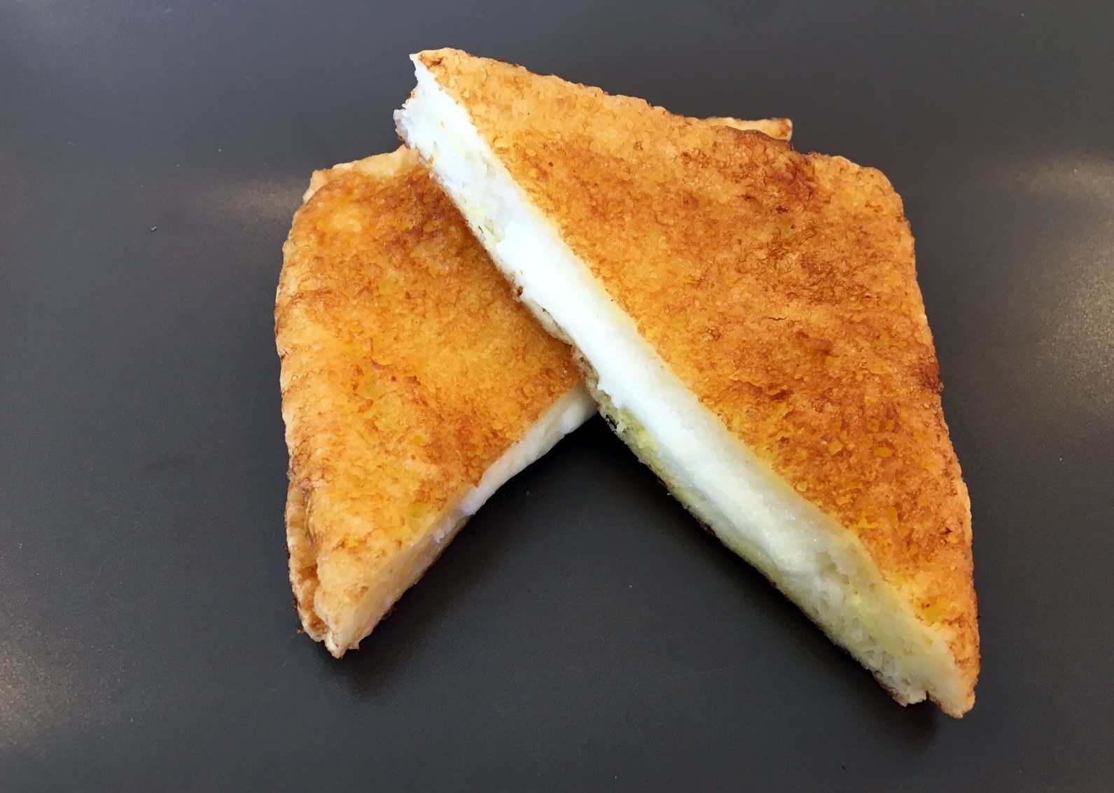 Mozzarella in carrozza - street food.