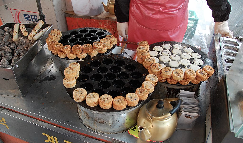 Photo of a person selling Gukhwa-ppang