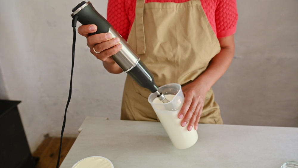 use  immersion blender to make whipped cream