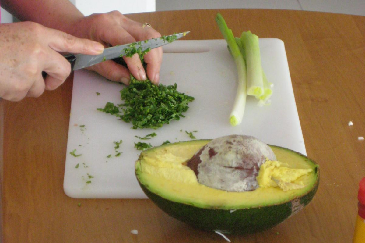 File:Avocado-Guacamole-Colombia.jpg