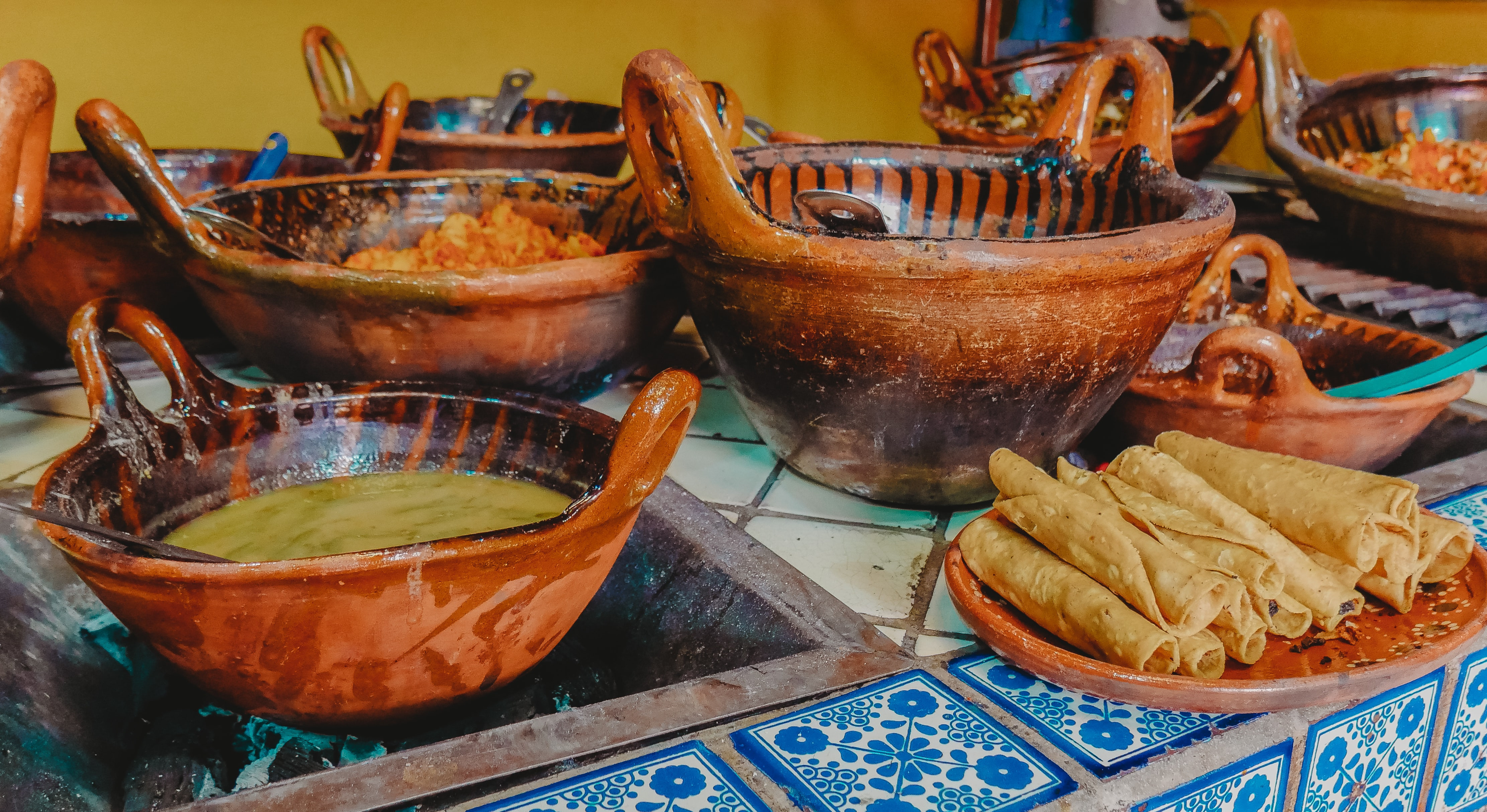 File:Clay pots with Mexican food.jpg