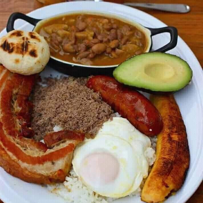 File:Bandeja Paisa (32158390698).jpg