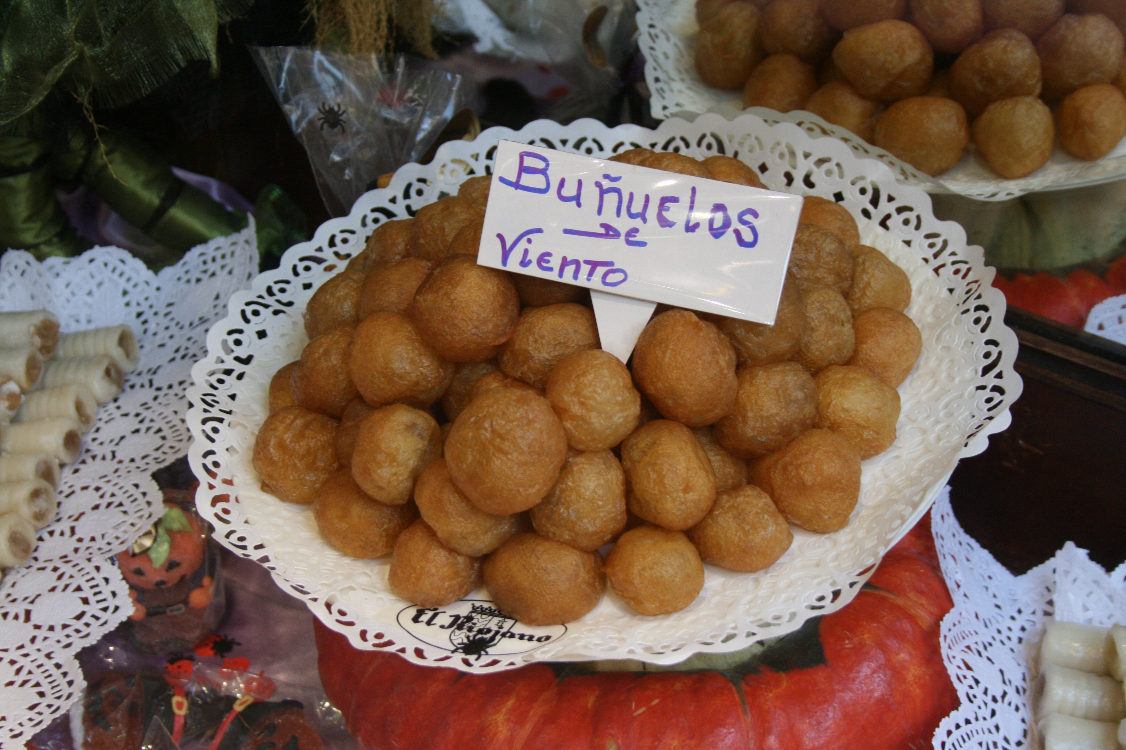 File:Buñuelos de viento - Madrid.JPG