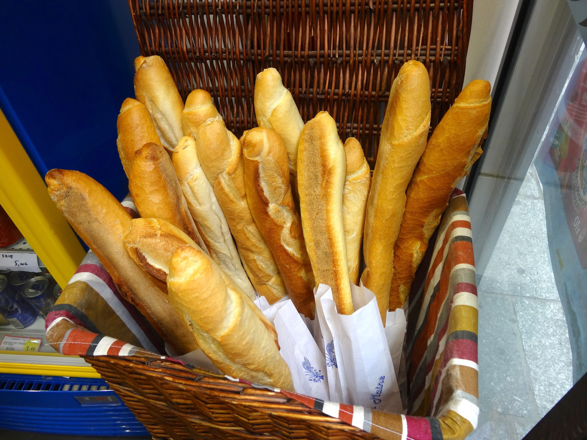 File:Baguettes, Paris, France - panoramio.jpg