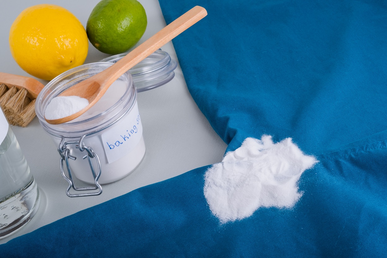 Homemade cleaning sweat stains the armpits on a T-shirt with baking soda and lemon.