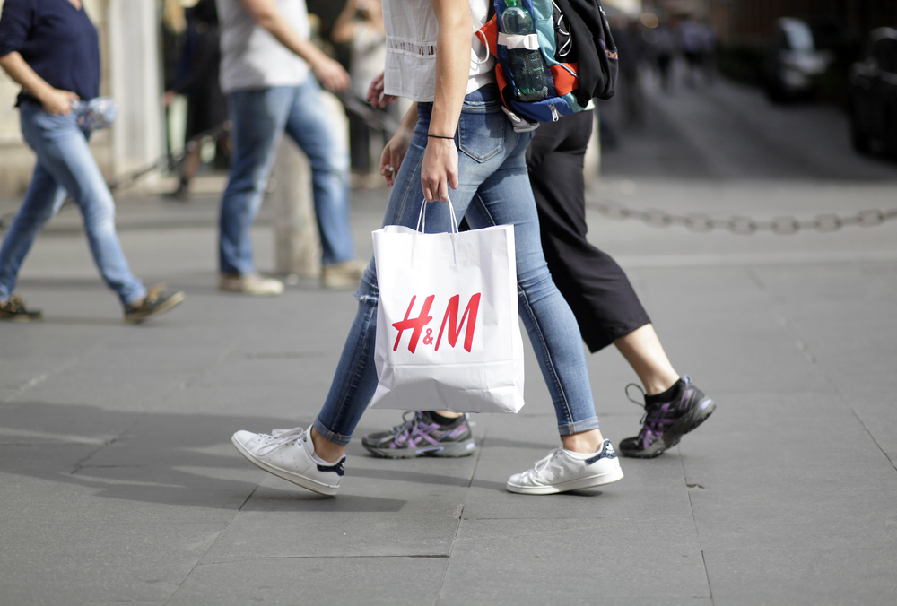 girl walks with her H&M shopping bag