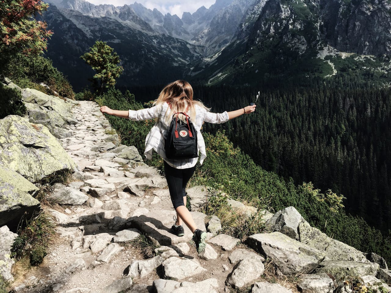 Portrait Photo of woman with her back turned hiking