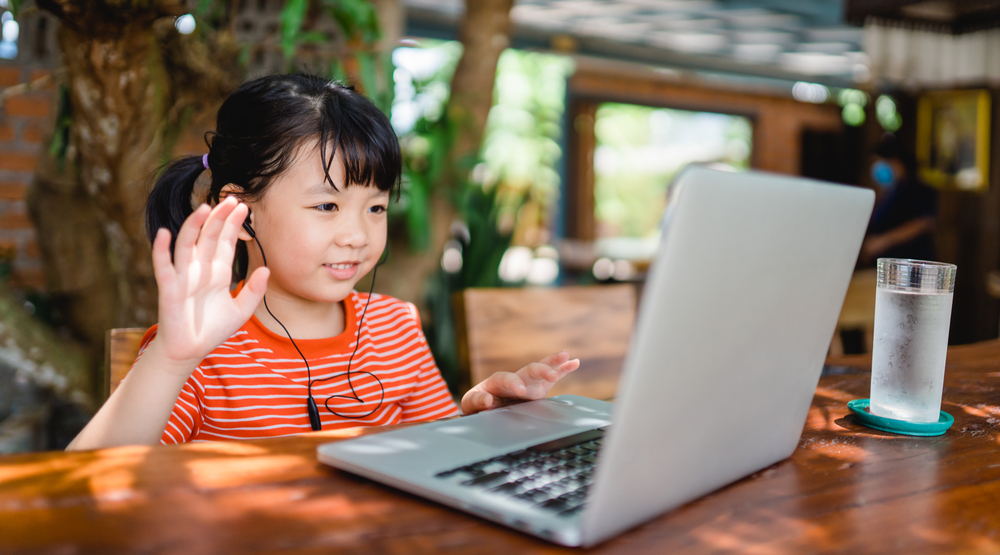 girl online learning class