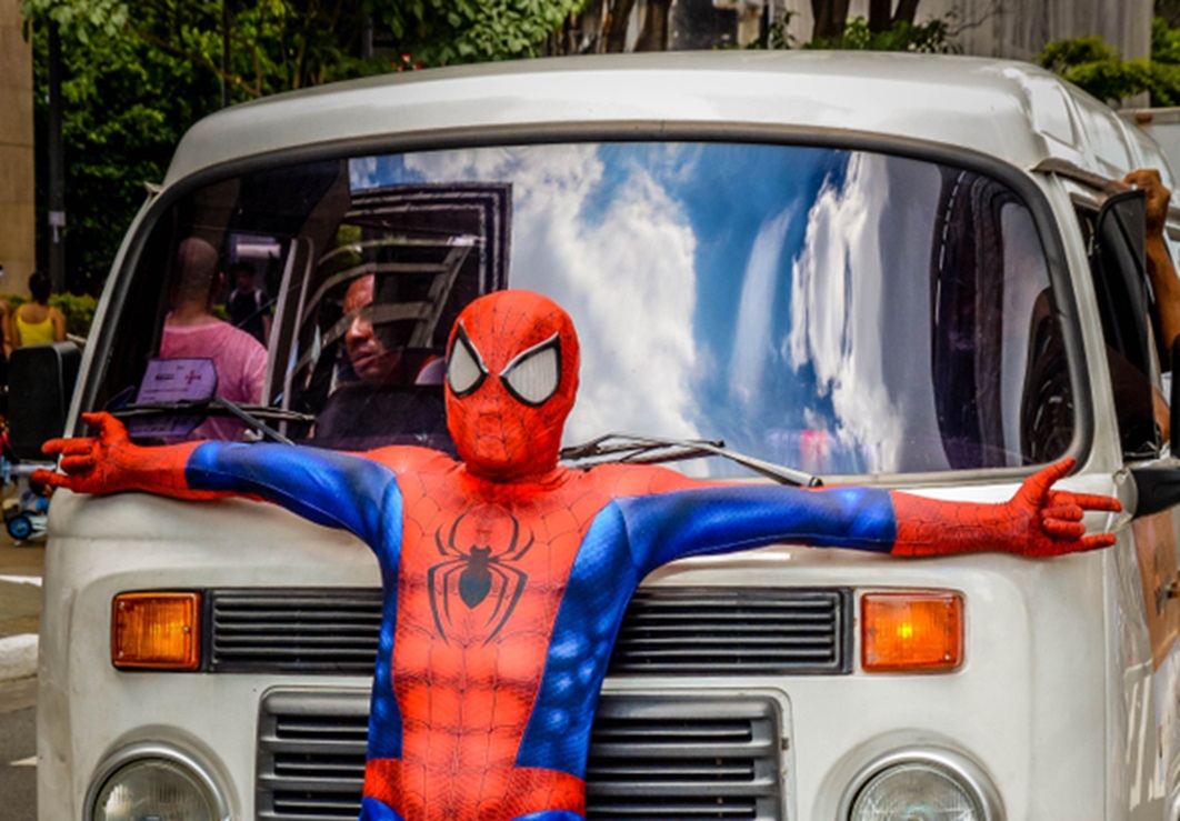 A spiderman in front of a van - 2018