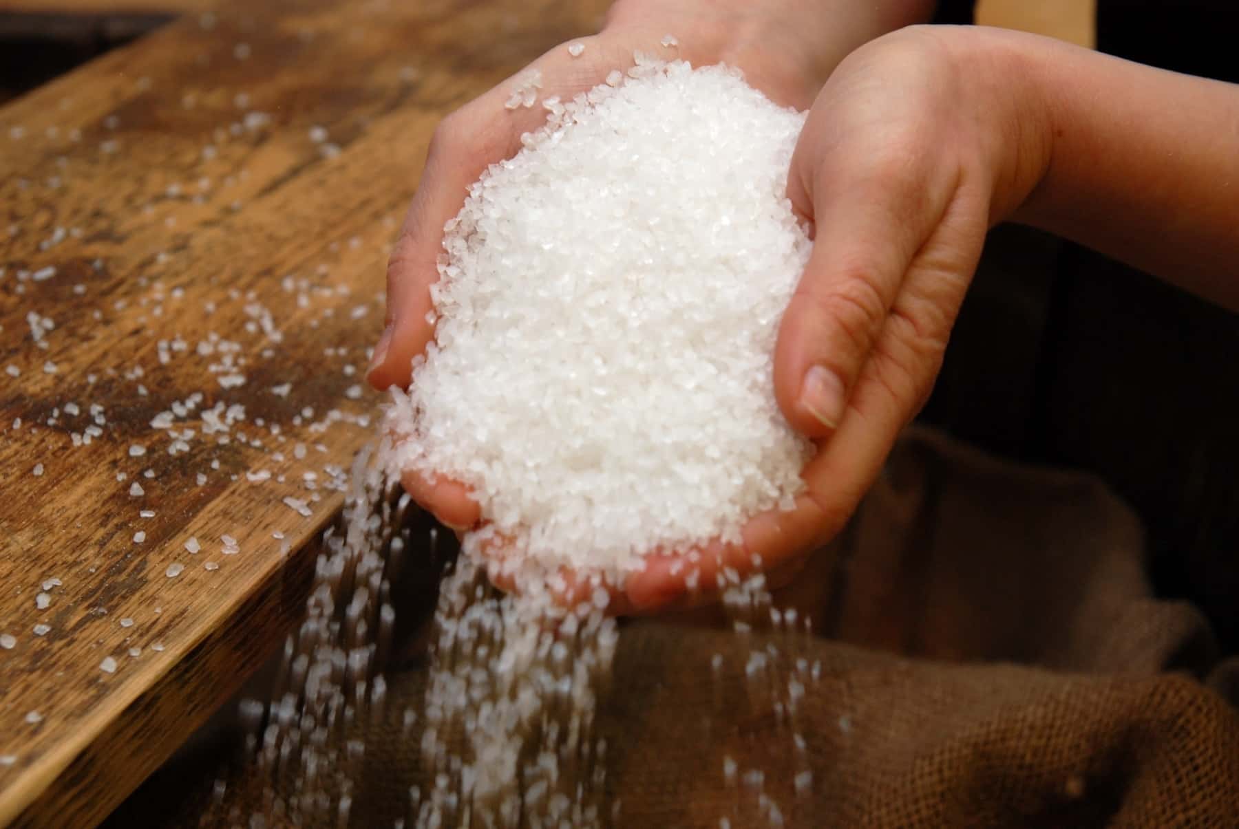 Проси соль и. Горсть соли. Соль в руках. Соль в ладонях. Рассыпанный сахар.