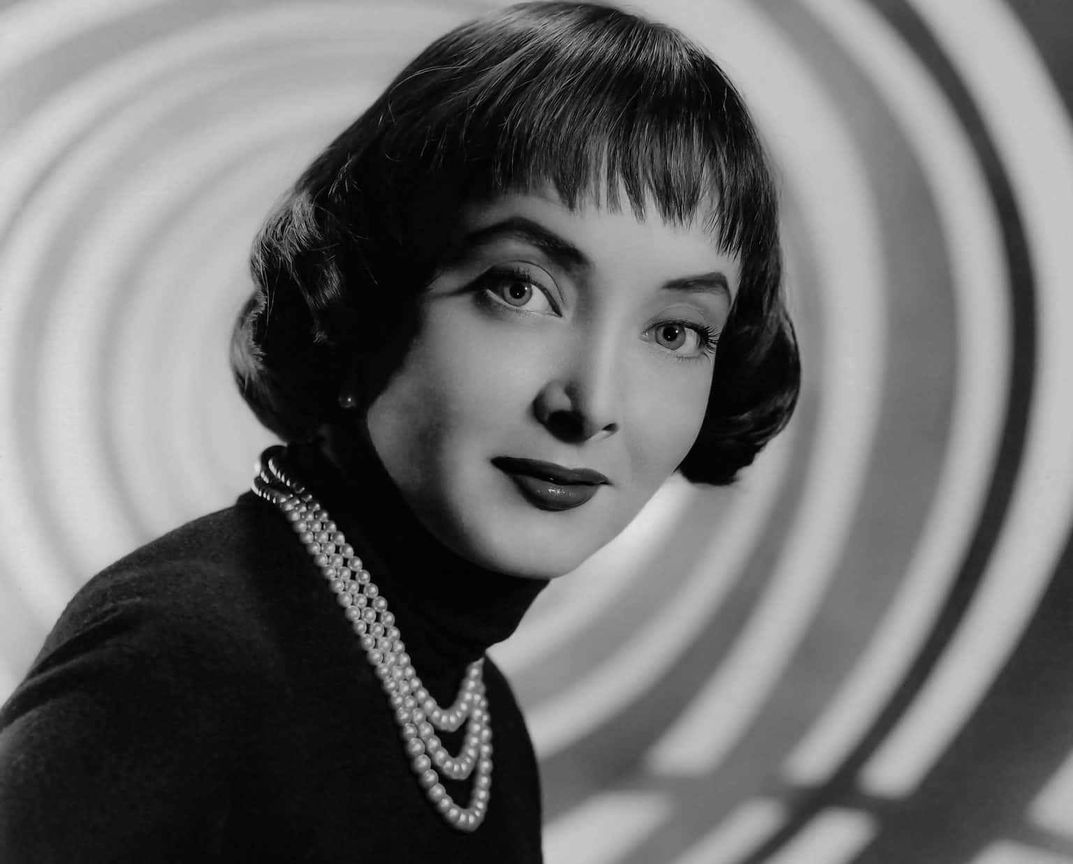 Chilling Facts About Carolyn Jones, Hollywood’s Macabre Icon