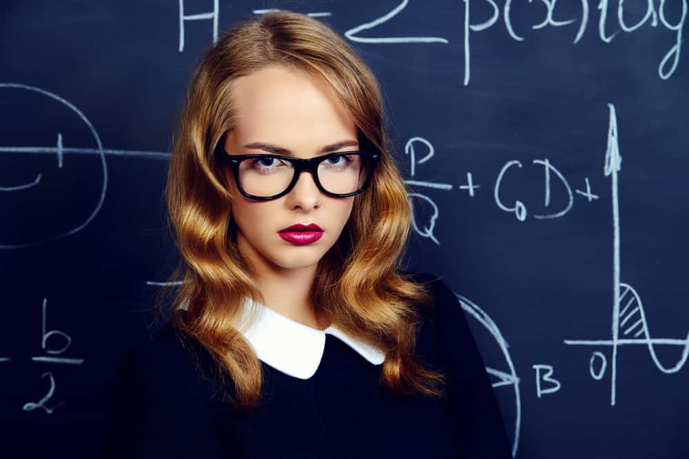 Открытки об умных и красивых женщинах. Она умна и. Девушка с лупой. Очень умная женщина. Она умна и.